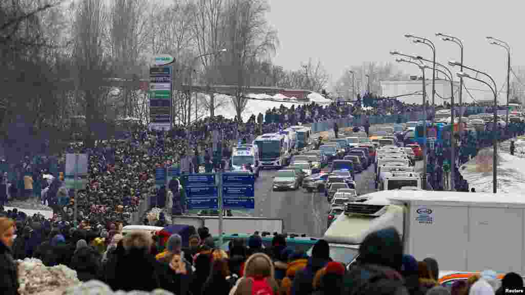 Людзі ідуць&nbsp;да Барысаўскіх могілак у маскоўскім раёне Марʼіна, 1 сакавіка 2024 году