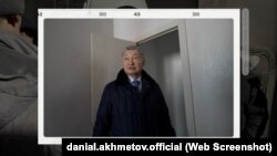 Кәсіпкер Айдос Бақтыбаев салған тұрғын үйлерді аралап жүрген ШҚО әкімі Даниал Ахметов. Cкриншот әкімнің Instagram-дағы ресми парақшасында биыл 9 наурызда жарияланған видеодан алынды.