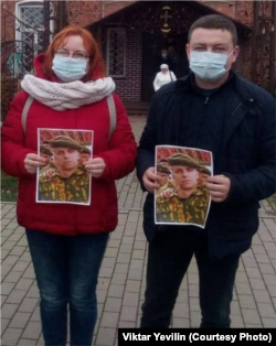 Віктар Евілін з жонкай на пікеце ў Мар'інай Горцы, архіўнае фота