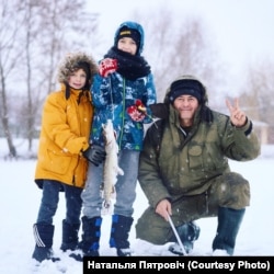 Генадзь Шчэрбань з унукамі. Архіўнае фота