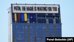 Пасланьне прэзыдэнту Расеі на будынку ў Вільні: «Пуцін, Гаага чакае цябе», 11 ліпеня 2023