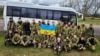 Арзіўнае фота. Вызваленыя ўкраінскія вайскоўцы пасьля абмену палоннымі ў красавіку 2023 году 