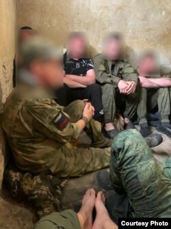 Әскерге "ішінара" мобилизация бойынша алынған және өз еркімен барған ресейлік жауынгерлер өздері отырған "зынданды" фото мен видеоға түсіріп, туыстарына жіберген. Ресей, Курск облысы, Коренево елді мекені.