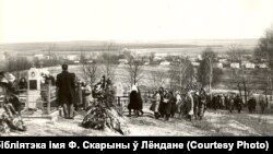 Пахаваньне Ларысы Геніюш у Зэльве. 10 красавіка 1983 году. Здымкі зьберагаюцца ў Беларускай бібліятэцы імя Францішка Скарыны ў Лёндане