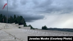 Польскія вайсковыя могілак у Італіі ў горадзе Лярэта, дзе, як мяркуецца, пахаваны Аркадзь Міклашэвіч