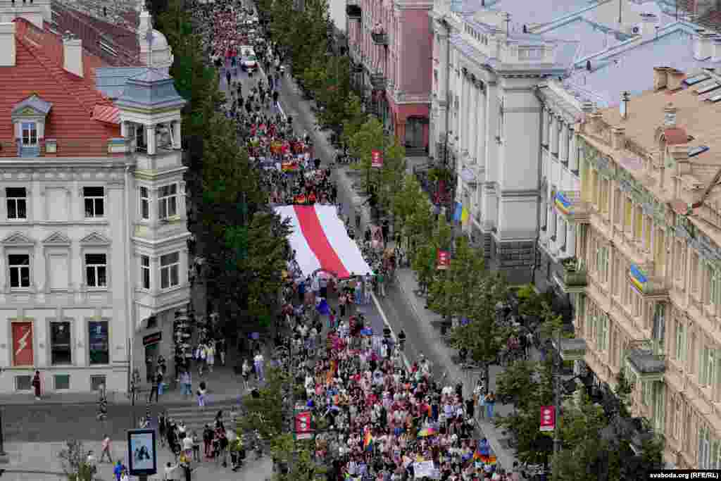 Бел-чырвона-белы сьцяг на адным з галоўных праспэктаў Вільні.