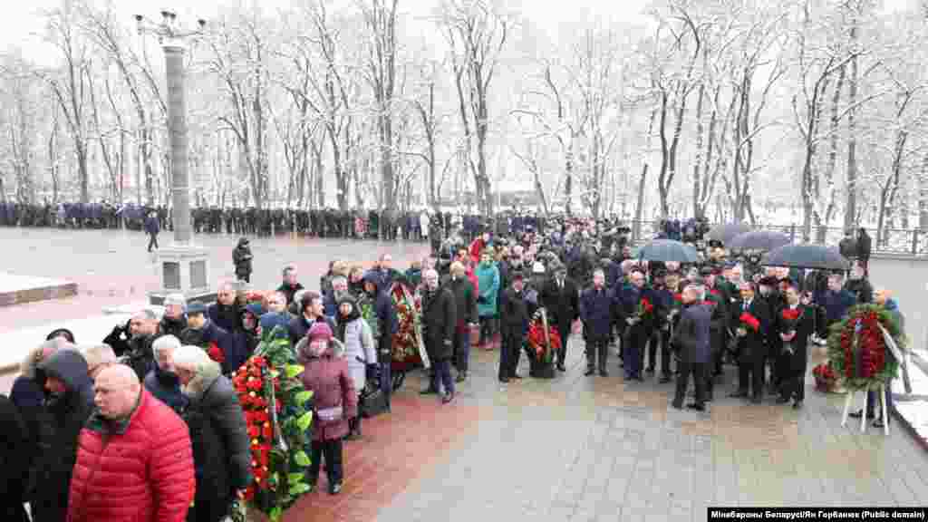 Чарга на разьвітаньне, якая складаецца пераважна з чыноўнікаў.