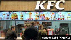 Расейскія салдаты стаяць у чарзе ў рэстаране KFC, Гомель.