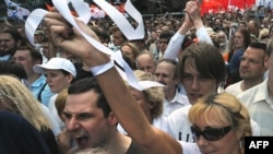 Сторонники оппозиции протестуют в Москве. 12 июня 2012 года.