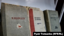 "Соғысқа дейінгі латын әліпбиі оңай оқылатын" - Оралдағы кітап көрмесі