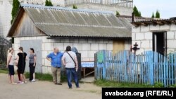 Сваякі разьвітваюцца зь Лідзіяй Юрчанкай, якая памерла праз два дні пасьля міліцэйскага ператрусу ў яе доме