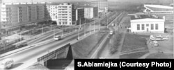 1966 год. Вось так першапачаткова выглядала Паркавая магістраль, якая, паводле ленінградзкага генпляну 1936 – 1939 гадоў павінна была праходзіць праз Цэнтральны парк культуры і адпачынку. Яшчэ стаіць мячэт на месцы будучага рэстарану гатэлю «Юбілейны». Дом з крамай «Алеся» ўжо пабудаваны. Неўзабаве пачнуць будаваць яго працяг.