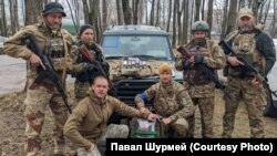 Павал Шурмей (крайні справа) сярод белаоускіх добраахвотнікаў ва Ўкраіне