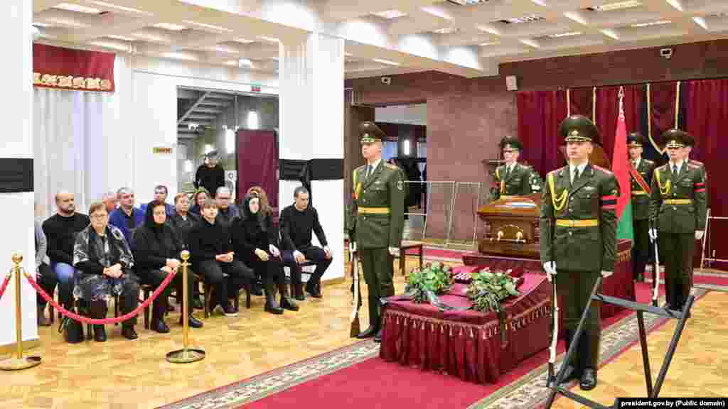 На фота з афіцыйных дзяржаўных публікацый не заўважаны дарослы сын міністра Віталь Макей. Ён сышоў з МЗС пасьля пратэстаў і гвалту сілавікоў у 2020-м, крытыкаваў дзеяньні ведамства. Уладзімер Макей ускосна прызнаваў праблемы ў адносінах з сынам. Афіцыйныя спачуваньні прымае другая ягоная жонка &mdash; актрыса, тэлевядоўца, кіраўніца Тэатру юнага гледача Вера Палякова, сын Арцём Палякоў і старэйшы сын Веры Паляковай &mdash; Дзьмітры.