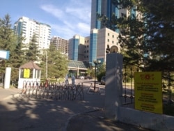 Ramada Plaza қонақүйіне кіреберіс. Нұр-Сұлтан, 10 маусым 2020 жыл.