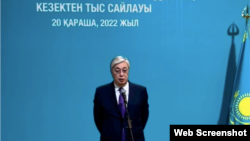 Касым-Жомарт Токаев на участке № 59 после голосования. 20 ноября 2022 года