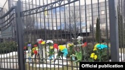 Кветкі ў знак салідарнасьці з народам Украіны на агароджы амбасады гэтай краіны ў Менску, архіўнае фота