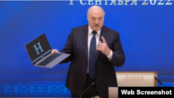 Аляксандар Лукашэнка падчас «адкрытага ўроку» дэманструе школьнікам «унікальную беларускую распрацоўку»