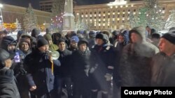 Участники митинга против роста цен. Уральск, 3 января 2022 года. Фото сайта Mgorod.kz 