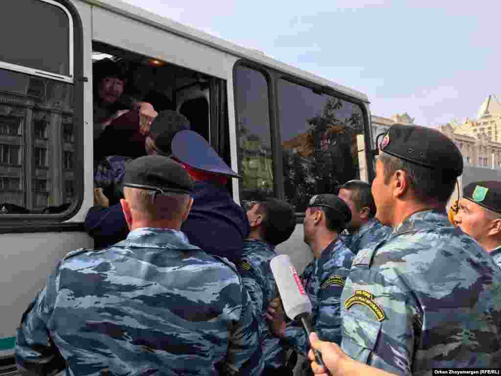 Нұр-Сұлтан қалалық әкімдігінің өкілі &quot;митинг өткізу жайлы ешкімнен өтініш түспегенін, шараның заңсыз екенін ескертіп&quot;, жұрттан тарауды сұрады. Полиция оқиға орнынан хабар таратып жүрген Азаттық тілшісі Сәния Тойкенді ұстап, кейін қайта босатты. Нұр-Сұлтан, 21 қыркүйек 2019 жыл.&nbsp;