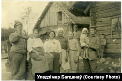 Нямецкія салдаты са смаргонскімі дзяўчатамі, ліпень 1916 году