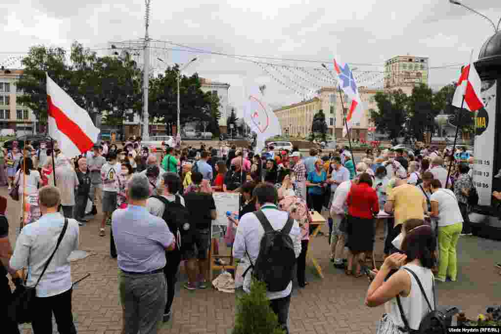 Вылучэнцы ў&nbsp;кандыдаты сустаршыня партыі БХД Вольга Кавалькова, кіраўнік партыі АГП Мікалай Казлоў, кіраўнік Руху &laquo;За&nbsp;Свабоду&raquo; Юры Губарэвіч арганізавалі пікеты па зборы подпісаў і так званы &laquo;Пікет салідарнасьці&raquo;&nbsp; 