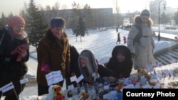 Гражданские активисты разложили игрушки на митинге "За честные выборы". Барнаул, 14 января 2012 года.