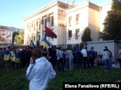 Люди протестуют перед зданием посольства России. Киев, 15 июня 2014 года.