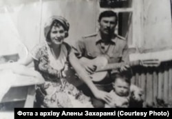 Фота з архіву Алены Захаранкі. Вольга і Юры Захаранка з дачкой Аленай.