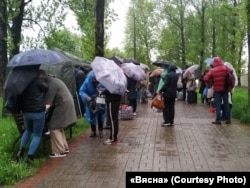 Чарга зь перадачамі ля ізалятара на завулку Акрэсьціна ў Менску, травень 2021 году