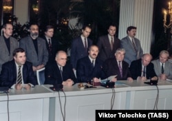 Падпісаньне пагадненьня 22 лістапада 1996. Генадзь Селязьнёў, Віктар Чарнамырдзін, Аляксандар Лукашэнка, Сямён Шарэцкі, Ягор Строеў, Валер Ціхіня.