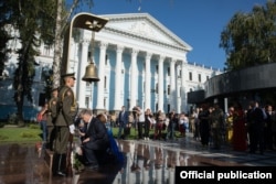 Пятро Парашэнка ўшаноўвае памяць загінулых вайскоўцаў