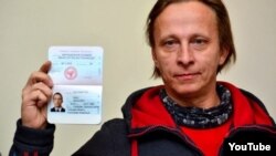 Расейскі актор Іван Ахлабысьцін з пашпартам "ДНР"