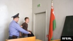 Арцёма Дубскага ўзялі пад канвой пасьля абвяшчэньня прысуду.