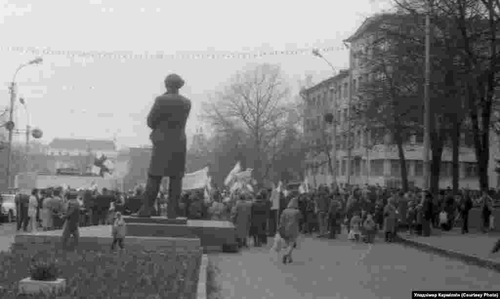 1990 год, від ад Опэры на вуліцу Янкі Купалы побач з помнікам Багдановічу (цяпер помнік аднесьлі ўбок ад параднага ўваходу). Фота: Уладзімер Кармілкін