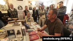 Сяргей Дубавец у кнігарні Логвінаў, Менск, 2012