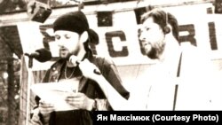 Ян Максімюк, вядоўца на Басовішчы 1991 (зь мікрафонам журналіст Юрка Ляшчынскі)