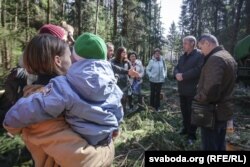 Месьцічы заяўляюць, што ўлады, высякаючы лес пад будоўлю сьцёкавага калектара, пазбаўляюць будучыні іх дзяцей