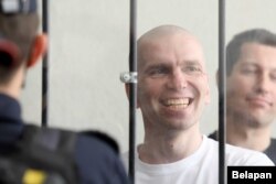 Яўген Афнагель, на заднім пляне — Павал Юхневіч