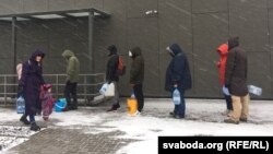 Людзі стаяць ў чарзе па ваду, якую прывезьлі валянтэры