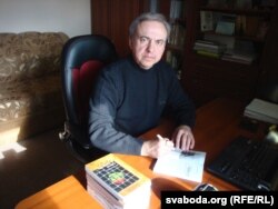 Юры Бандажэўскі падпісвае сваю кнігу