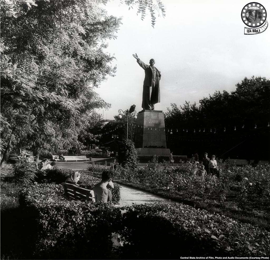 Памятник советскому вождю Ленину возле Дома правительства. Фото 1964 года. Монумент был создан&nbsp;знаменитым&nbsp;московским скульптором Евгением Вучетичем, автором памятника Воину-освободителю в берлинском Трептов-парке. В качестве места была выбрана тогдашняя площадь Цветов (позже сменившая название на площадь Ленина), расположенная рядом со строящимся зданием будущего Дома правительства (сейчас это здание Казахстанско-Британского технического университета). Памятник торжественно открыли 6 ноября 1957 года. В начале 1990-х памятник сняли с постамента и перевезли вместе с другими демонтированными статуями советских лидеров в сквер за кинотеатром &laquo;Сары-Арка&raquo; в спальном районе города. В 1997 году на постаменте, где простоял Ленин, установили памятник Маншук Маметовой и Алие Молдагуловой, двум казахским девушкам, героически погибшим на фронтах Второй мировой войны.&nbsp; 