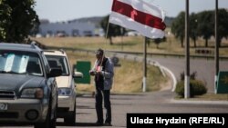 Леанід Кулакоў каля рэстарана «Поедем поедим» у Курапатах, архіўнае фота 2018 году