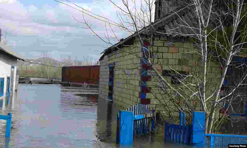 Тұрғындардың Азаттық тілшісіне айтуынша, Садовое ауылындағы 70-ке тарта үйдің 300-дей тұрғыны елдімекенге су қаупі төнгенде көршілес Гагарин ауылына көшірілген.