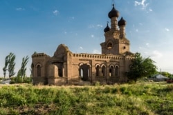 Ескі шіркеудің жарылған қабырғасы. Дербісек ауылы, Сарыағаш ауданы, Түркістан облысы. 5 маусым 2020 жыл.