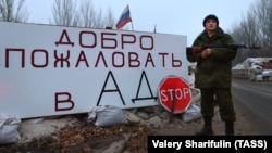 Сьцяг Расеі над кантрольна-прапускным пунктам ўезду і выезду ў Горлаўцы. 