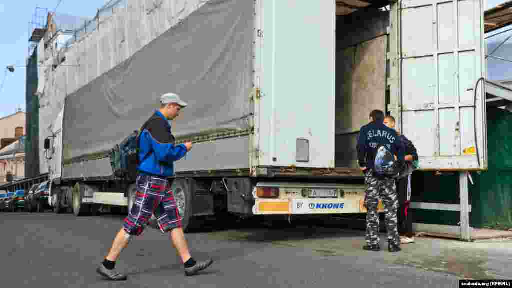 Свае рэчы пілігры закідваюць у фуру, якая паедзе на Будслаў