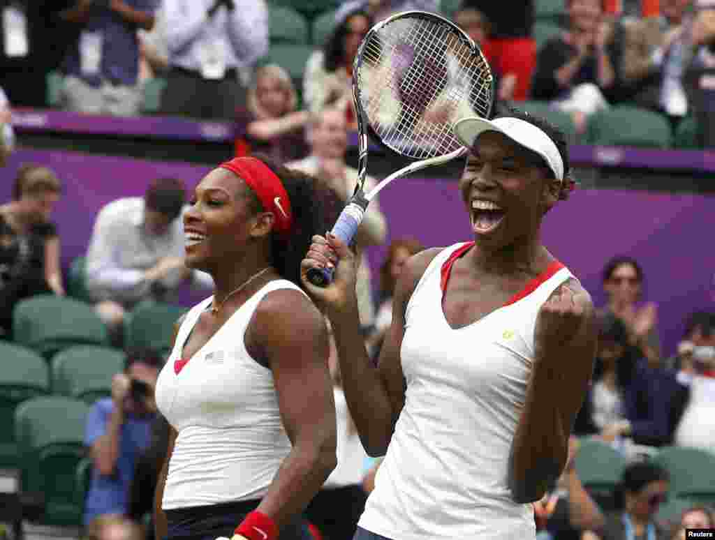 Amerikalı bacılar&nbsp;Serena Williams və Venus Williams (sağdakı) tennisdə qələbəsini qeyd edir 