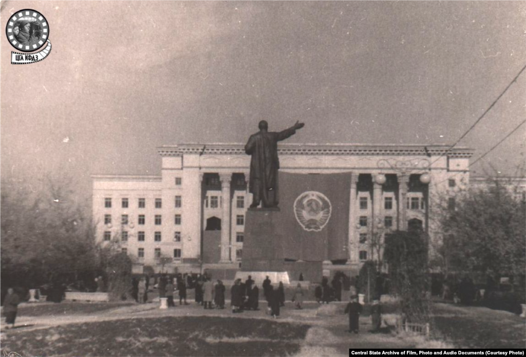 Дом правительства. Снимок сделан в 1950 году (слева). Строительство началось в 1938 году, но было прервано Второй мировой войной. Продолжилось оно лишь в 1951 году и завершилось в 1957-м (так что к дате архивного фото есть вопросы). Главный архитектор &mdash; Борис Рубаненко, работавший в мастерской Моспроекта. В здании размещались Верховный Совет, Совет Министров и ЦК Компартии Казахстана (до 1980 года). С 2001 года здание принадлежит Казахстанско-Британскому техническому университету.&nbsp; 