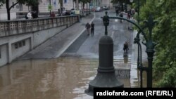 Влтава өзені тасып арнасынан шықты. Прага, Чехия, 3 маусым 2013 жыл.